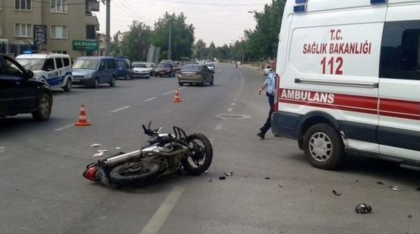 Yaralanan Motosiklet S&uuml;r&uuml;c&uuml;s&uuml;ne İlk M&uuml;dahaleyi Yoldan Ge&ccedil;en Sağlık&ccedil;ı Yaptı