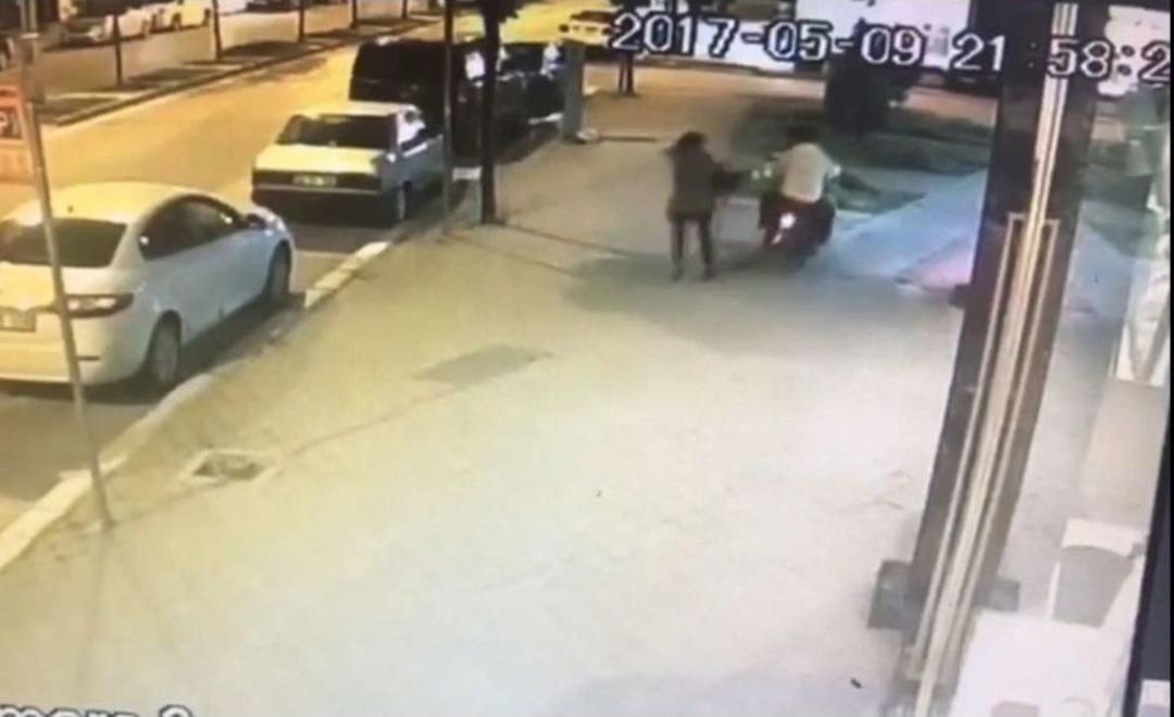 Sakarya&rsquo;daki Motosikletli Gasp G&uuml;venlik Kameralarına Yansıdı