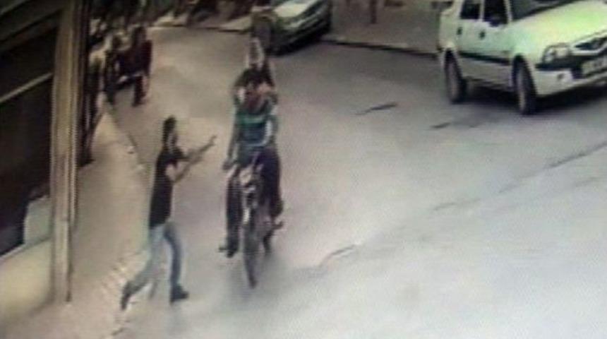 Kadının Cep Telefonunu &Ccedil;alan Kapka&ccedil;&ccedil;ılar Olay Yerinden Ka&ccedil;tı, G&uuml;venlik Kamerasından Ka&ccedil;amadı