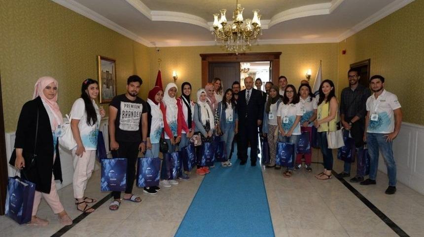 Vali Azizoğlu Yabancı &Ouml;ğrencileri Konuk Etti