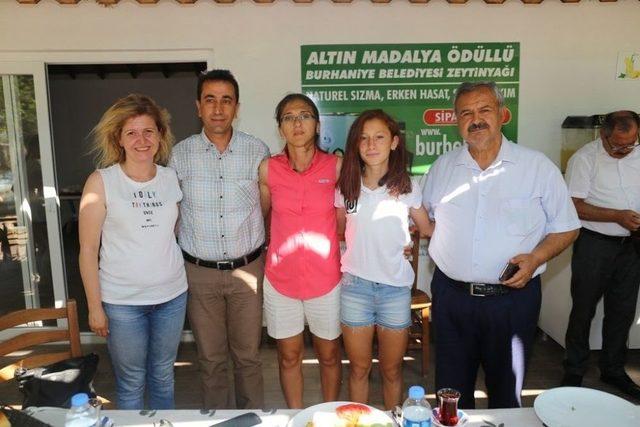 Başkan Uysal, Altın Kız Muhsine’ye Kahvaltı Verdi