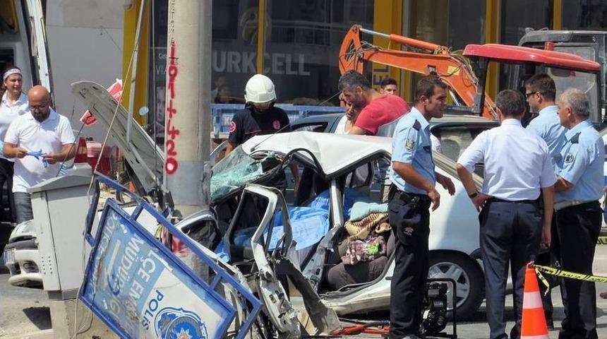 Finike&rsquo;de Trafik Kazası: 1 &Ouml;l&uuml;