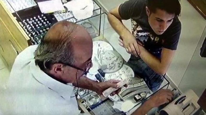 Sahte Bileziklerle Kuyumcuları Dolandırdı