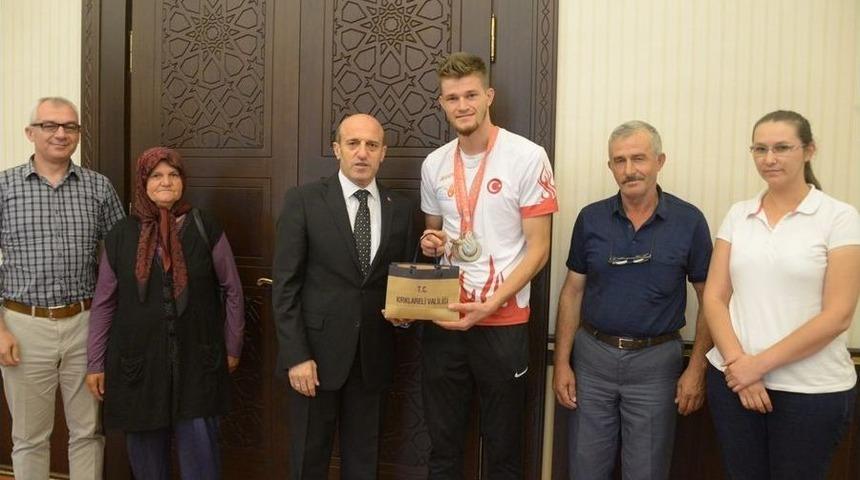 Vali &Ccedil;ift&ccedil;i, Olimpiyat Şampiyonu S&uuml;zen&rsquo;e Başarılarının Devamını Diledi