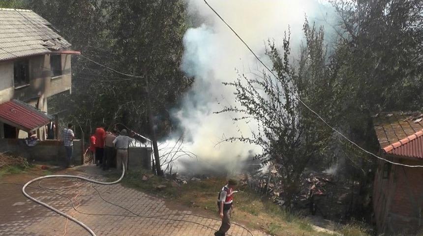 Bartın&rsquo;da İki Katlı Ahşap Ev Yangında K&uuml;l Oldu