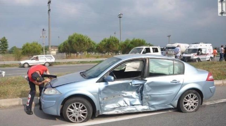 Kavşakta Iki Otomobil &Ccedil;arpıştı: 3 Yaralı