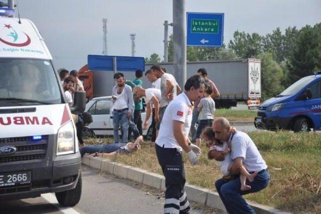 Kavşakta Iki Otomobil Çarpıştı: 3 Yaralı