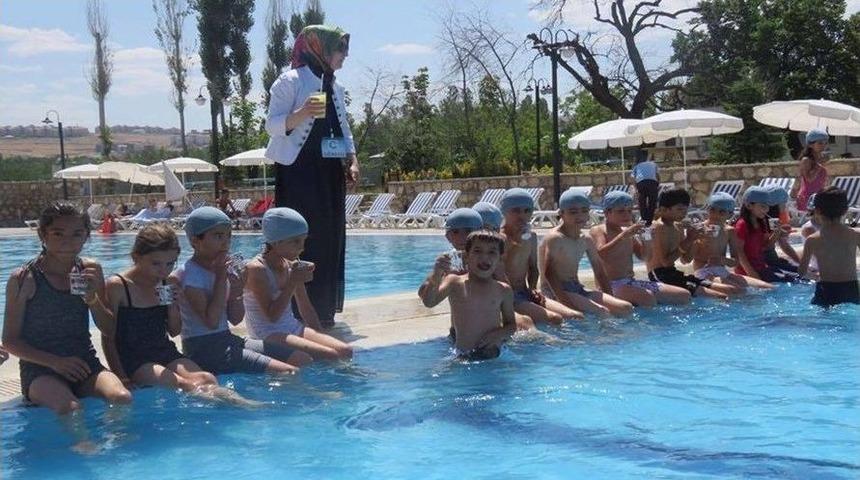 Edremitli &Ccedil;ocukların Havuz Keyfi