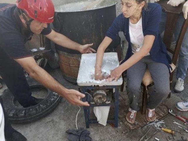 Tarhana Çekerken Elini Kıyma Makinesine Sıkıştı