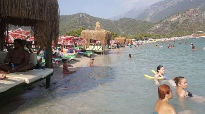 D&uuml;nyaca &Uuml;nl&uuml; Plajda Denize Sıfır Loca Tepkisi