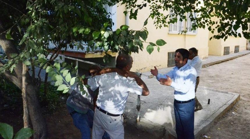 2. Kattan Atladı, İtfaiyenin A&ccedil;tığı Branda Kurtardı