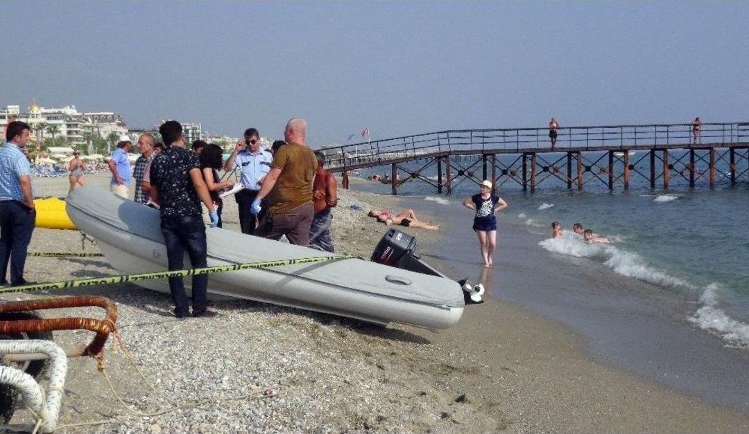 Cesede Aldırmayan Tatilciler Y&uuml;zmeye Devam Etti