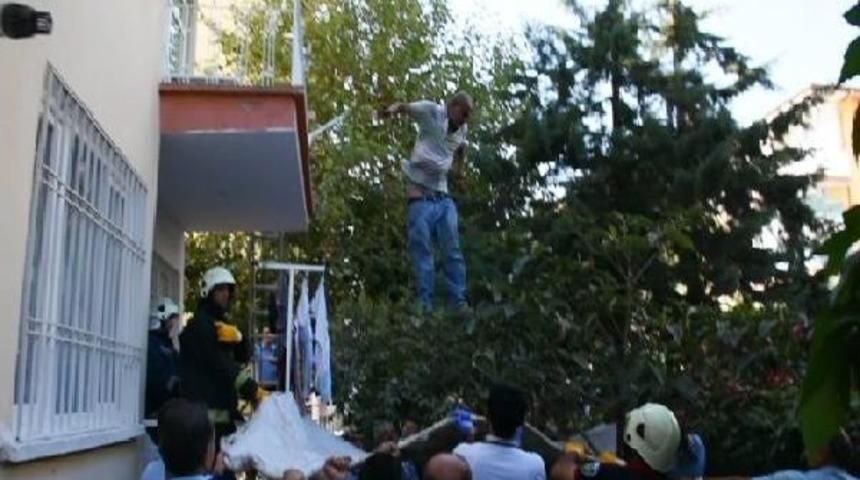 Oturduğu 3'üncü Kattaki Evinin Balkonundan Atladı