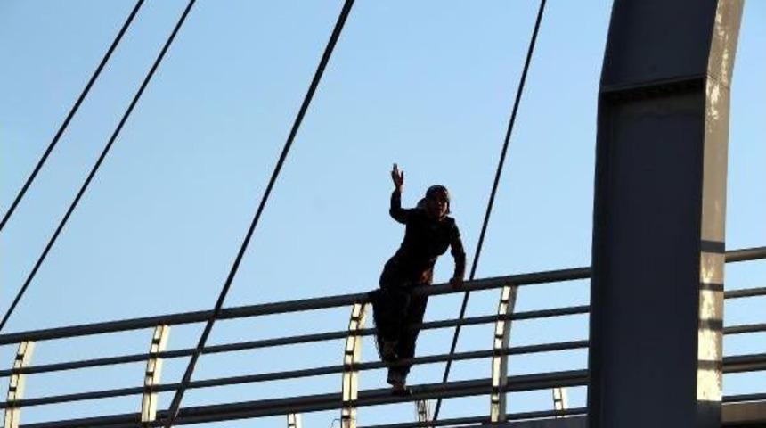 İntihara Kalkışan Genç Kızı Polis Gazeteci Gibi Yaklaşarak Kurtardı