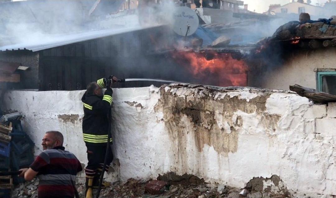 &Ccedil;ocukları Yurda Yerleştirilen Kadın Bileklerini Kesip Evini Ateşe Verdi
