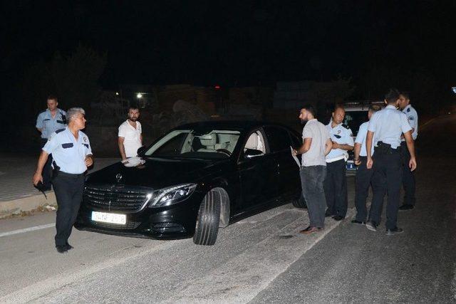 İkiz Plaka Şüphelisi Aracı Durdurmak İçin Yola Kapan Döşendi, Polis Alarma Geçti