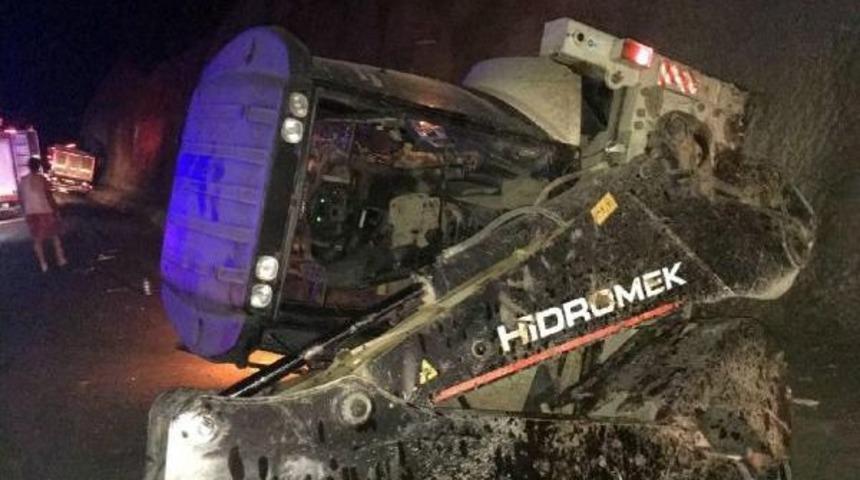 Tır Iş Makinesine &Ccedil;arptı: 1 &Ouml;l&uuml;, 2 Ağır Yaralı