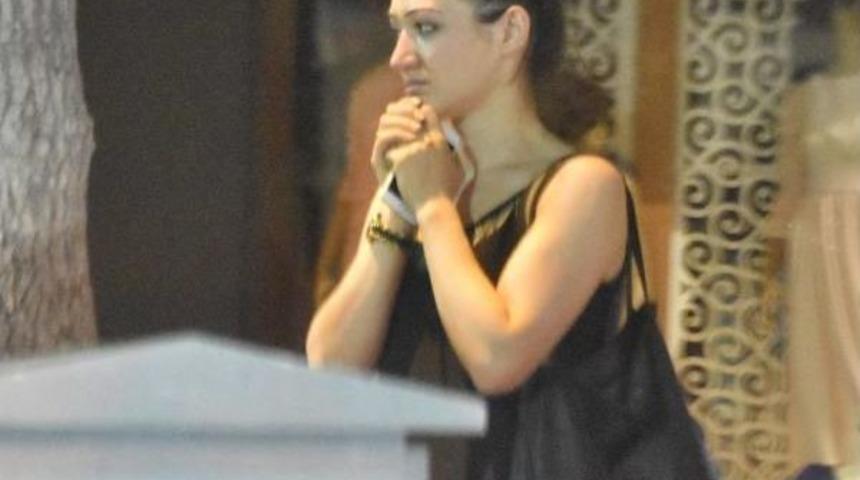 Hırsızlarla Mağazada Uzun S&uuml;re Yalnız Kalan Kız Şoka Girdi