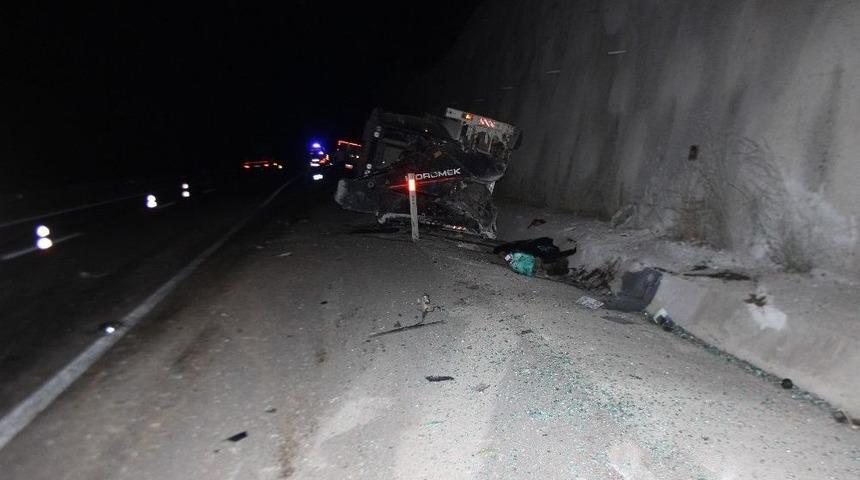 Tır İş Makinesine Arkadan &Ccedil;arptı: 1 &Ouml;l&uuml;, 2 Yaralı