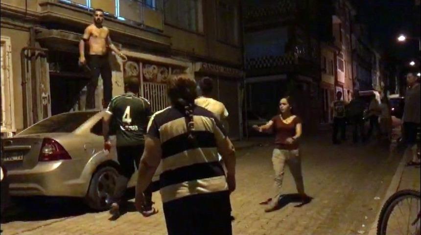 Alkoll&uuml; Şahıs Ara&ccedil;ların &Uuml;zerine &Ccedil;ıkarak Kendini Kesmek İstedi