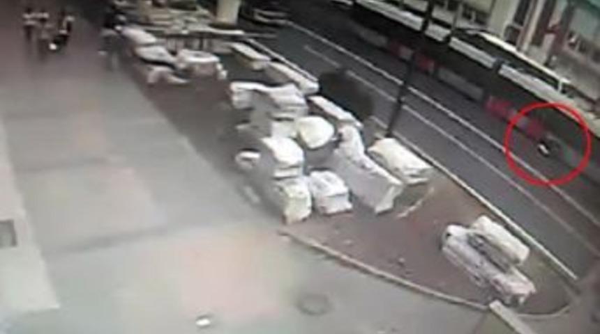 (&ouml;zel Haber) İki Tramvay Arasında Kalarak &Ouml;l&uuml;mden D&ouml;nen Motosikletlinin G&ouml;r&uuml;nt&uuml;leri Kamerada