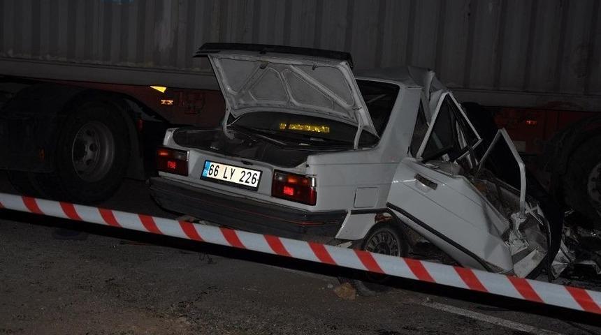 Yozgat&rsquo;ta Otomobil Tıra &Ccedil;arptı: 2 &Ouml;l&uuml;