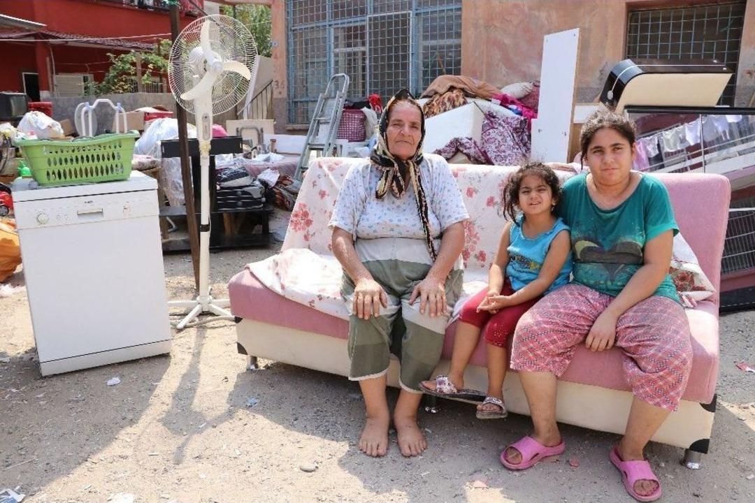 Yaşlı Kadını Eşyalarıyla Sokağa Attılar