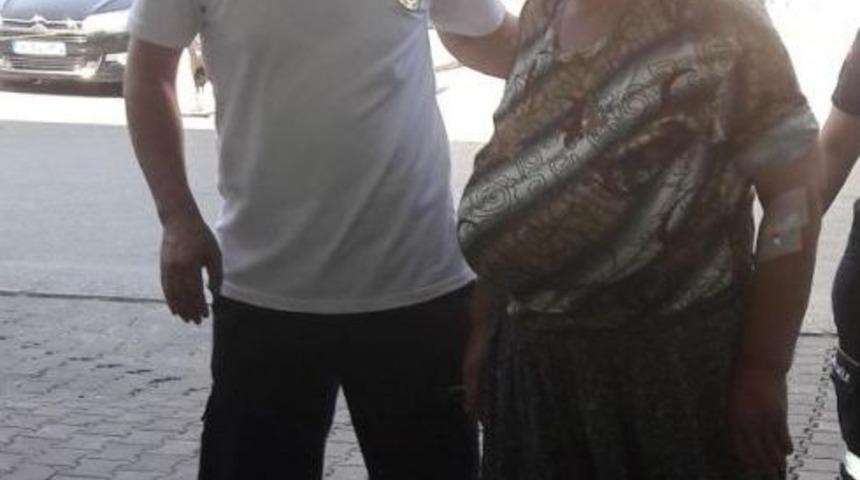 Boğanın Tekmelediği Yaşlı Kadın, Hastanelik Oldu