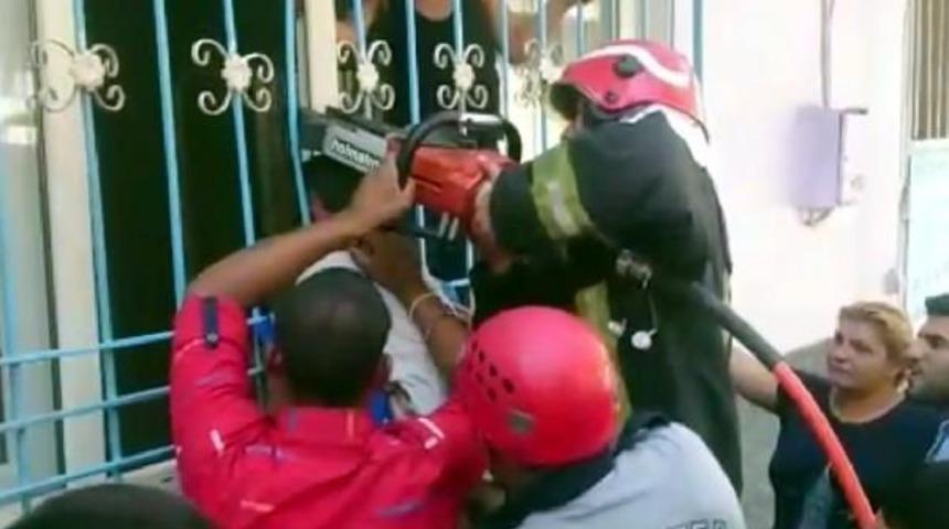 Pencere Parmaklığına Başı Sıkışan &Ccedil;ocuğu Itfaiye Kurtardı