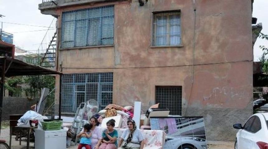 70 Yaşındaki Kadın, Kızı Ve 3 Torunuyla Sokağa Atıldı