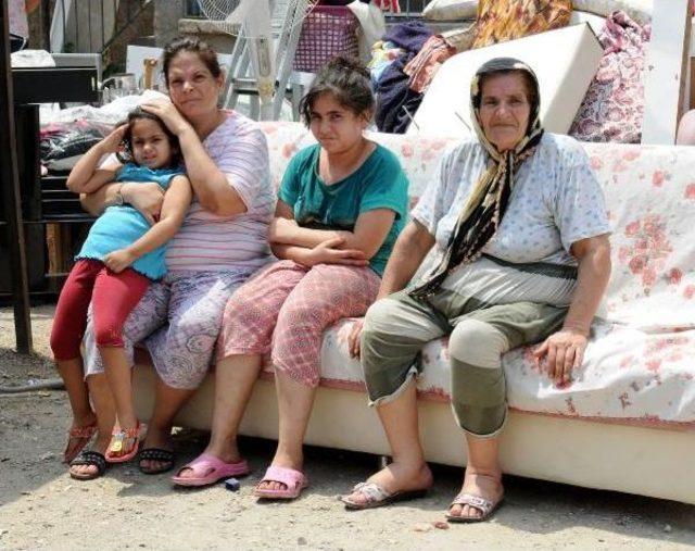 70 Yaşındaki Kadın, Kızı Ve 3 Torunuyla Sokağa Atıldı