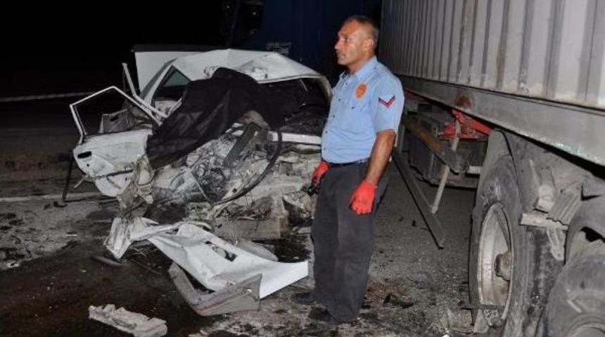 Kavşakta Tır'a &Ccedil;arpan Otomobilin S&uuml;r&uuml;c&uuml;s&uuml; Ile Eşi &Ouml;ld&uuml;