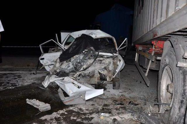 Kavşakta Tır'a Çarpan Otomobilin Sürücüsü Ile Eşi Öldü