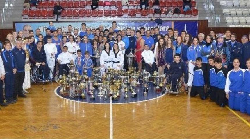 İzmir B&uuml;y&uuml;kşehir Belediyesi&rsquo;ne 165 Madalya Ve 29 Kupa