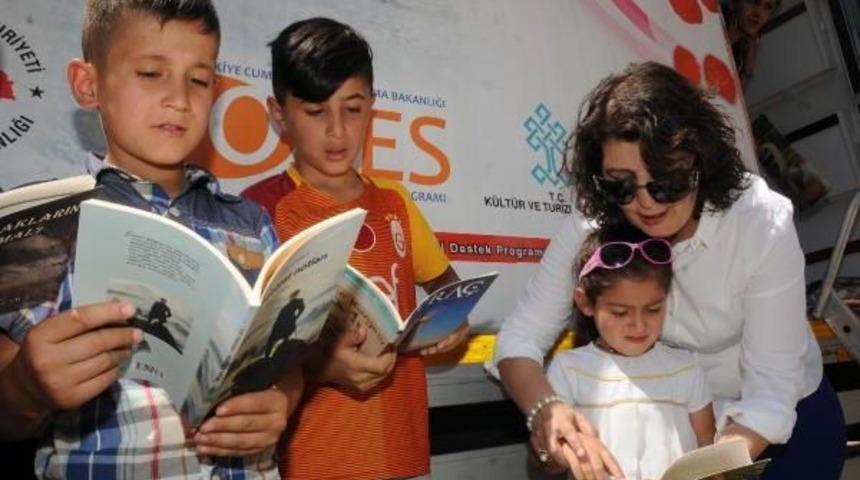 Kadın K&uuml;t&uuml;phane M&uuml;d&uuml;r&uuml; K&ouml;y K&ouml;y Dolaşıp Kitap Dağıtıyor