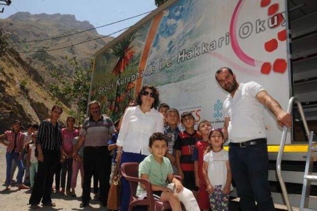 Kadın K&uuml;t&uuml;phane M&uuml;d&uuml;r&uuml; K&ouml;y K&ouml;y Dolaşıp Kitap Dağıtıyor 3