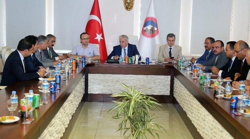 Vali Kam&ccedil;ı Kaymakamlarla Toplantı Yaptı