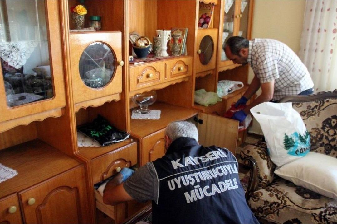 Uyuşturucu Tacirlerine Şafak Operasyonu: 6 G&ouml;zaltı