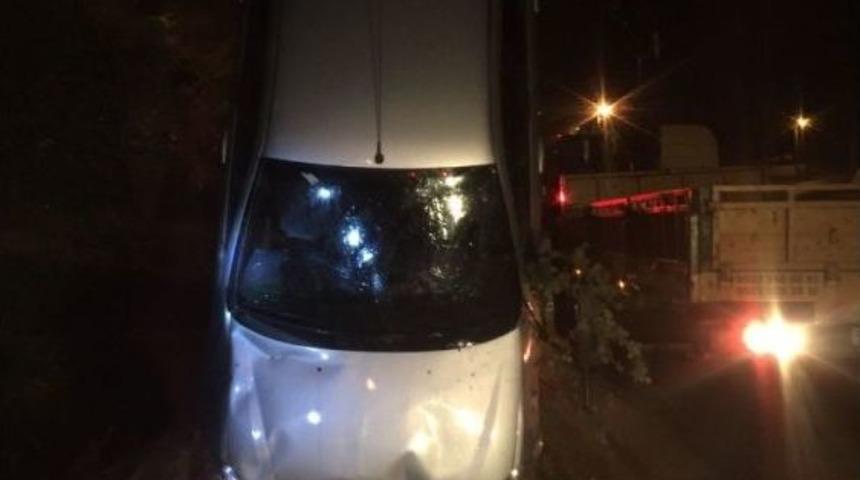 Direksiyon Hakimiyetini Kaybeden S&uuml;r&uuml;c&uuml; Dereye U&ccedil;tu