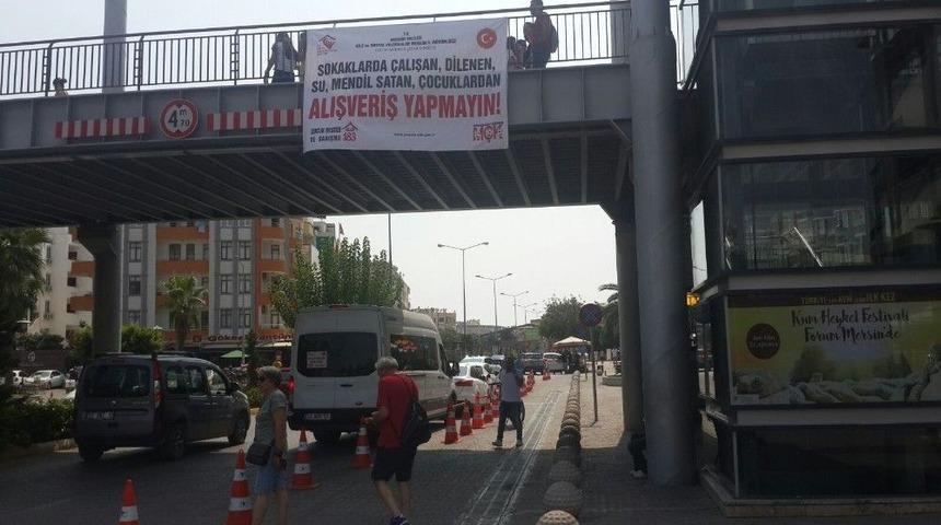 Sokakta Çalışan Çocuklara Para Vermeyin