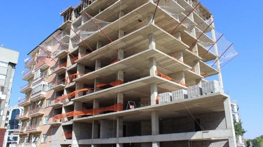 Kafasına Kalas Düşen İşçi Ağır Yaralandı