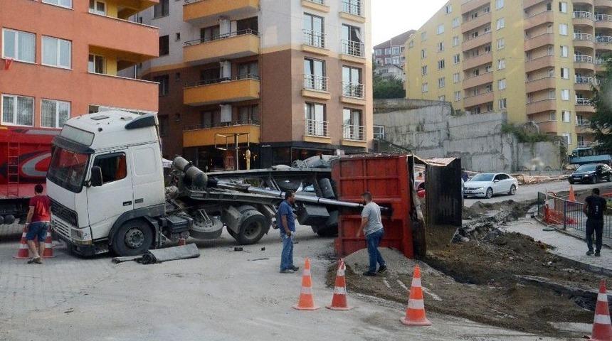 (&ouml;zel Haber)y&uuml;k Boşaltan &Ccedil;ekici Devrildi, Faciadan D&ouml;n&uuml;ld&uuml;