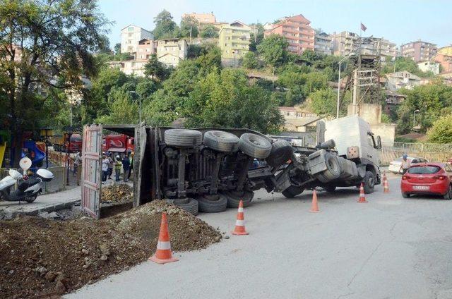 (özel Haber)yük Boşaltan Çekici Devrildi, Faciadan Dönüldü