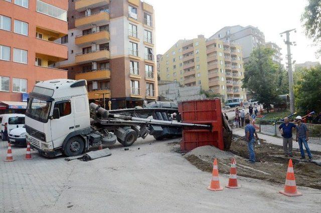 (özel Haber)yük Boşaltan Çekici Devrildi, Faciadan Dönüldü