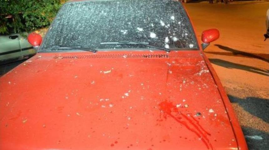 Otomobilin &Uuml;zerine Bırakılan Patlayıcı Infilak Etti: 2 Yaralı