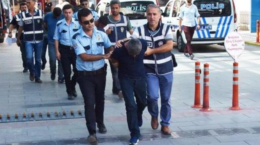 Polis, Otomobilden Para &Ccedil;alan 5 Ş&uuml;pheliyi,150 Kilometre Kovalayıp Dağlık Arazide Yakaladı