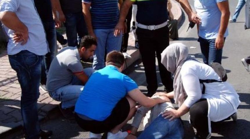 D&uuml;ğ&uuml;n Hazırlığı Yapan Motosikletli Kuryeye Otomobil &Ccedil;arptı