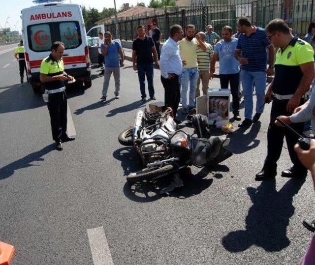 Düğün Hazırlığı Yapan Motosikletli Kuryeye Otomobil Çarptı