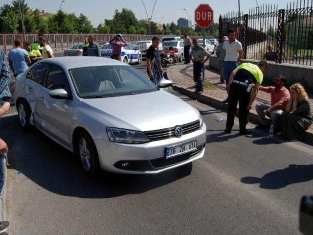 Düğün Hazırlığı Yapan Motosikletli Kuryeye Otomobil Çarptı