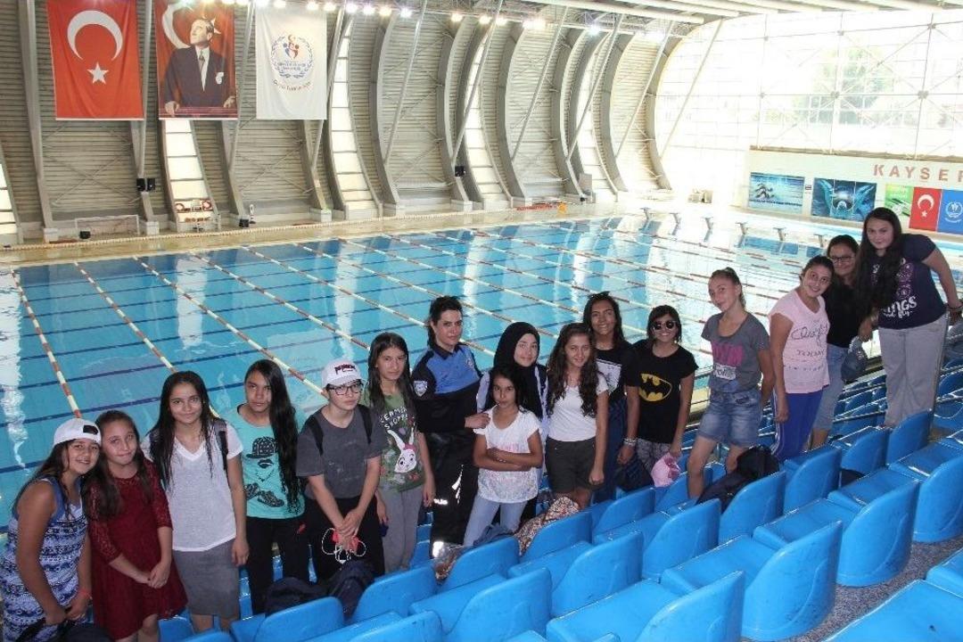 Emniyetle Kula&ccedil; Atıyorlar